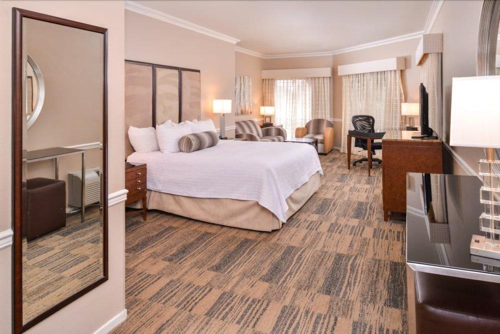 Western Oaks Hotel 3*