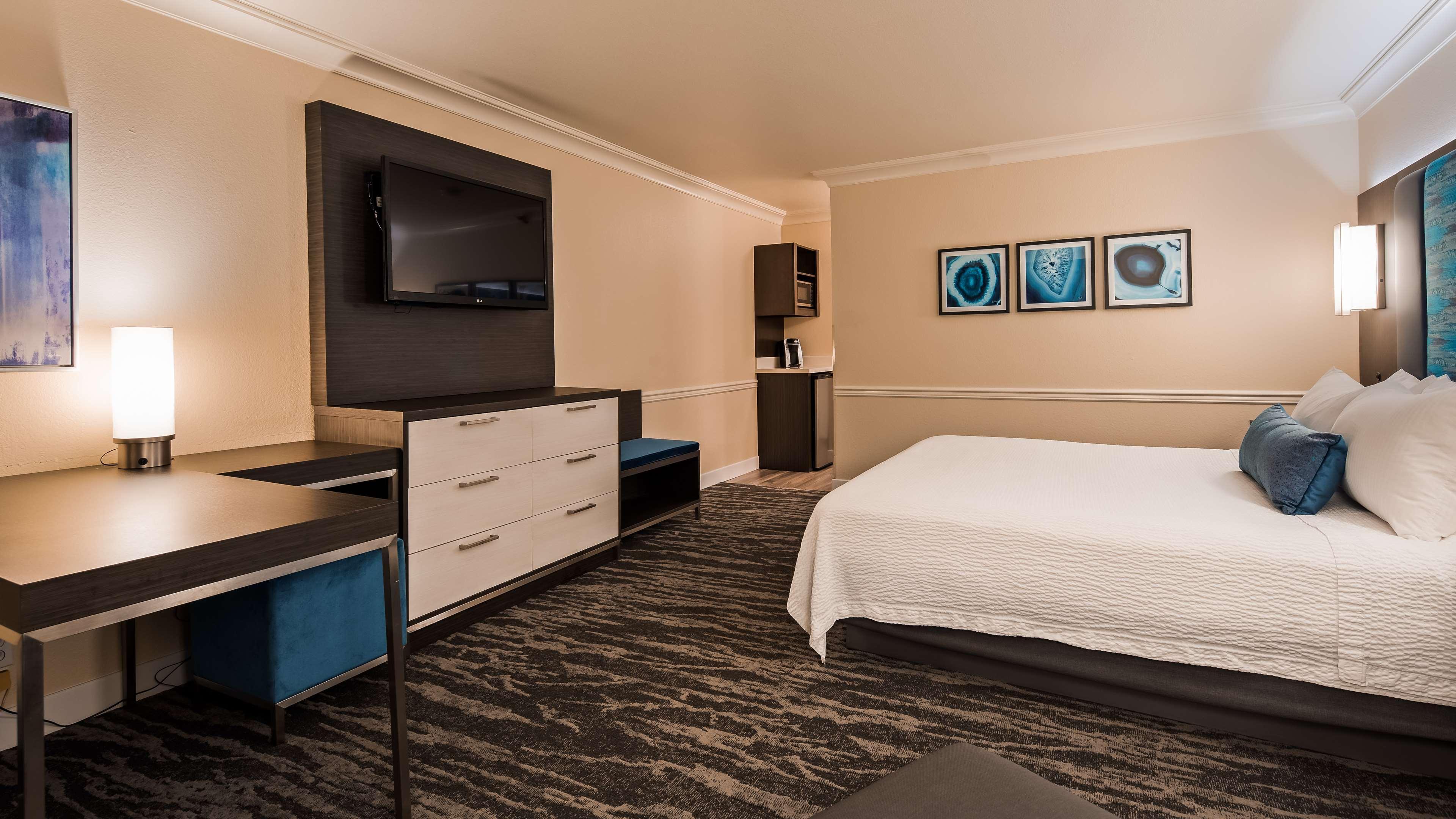 Western Oaks Hotel 3*