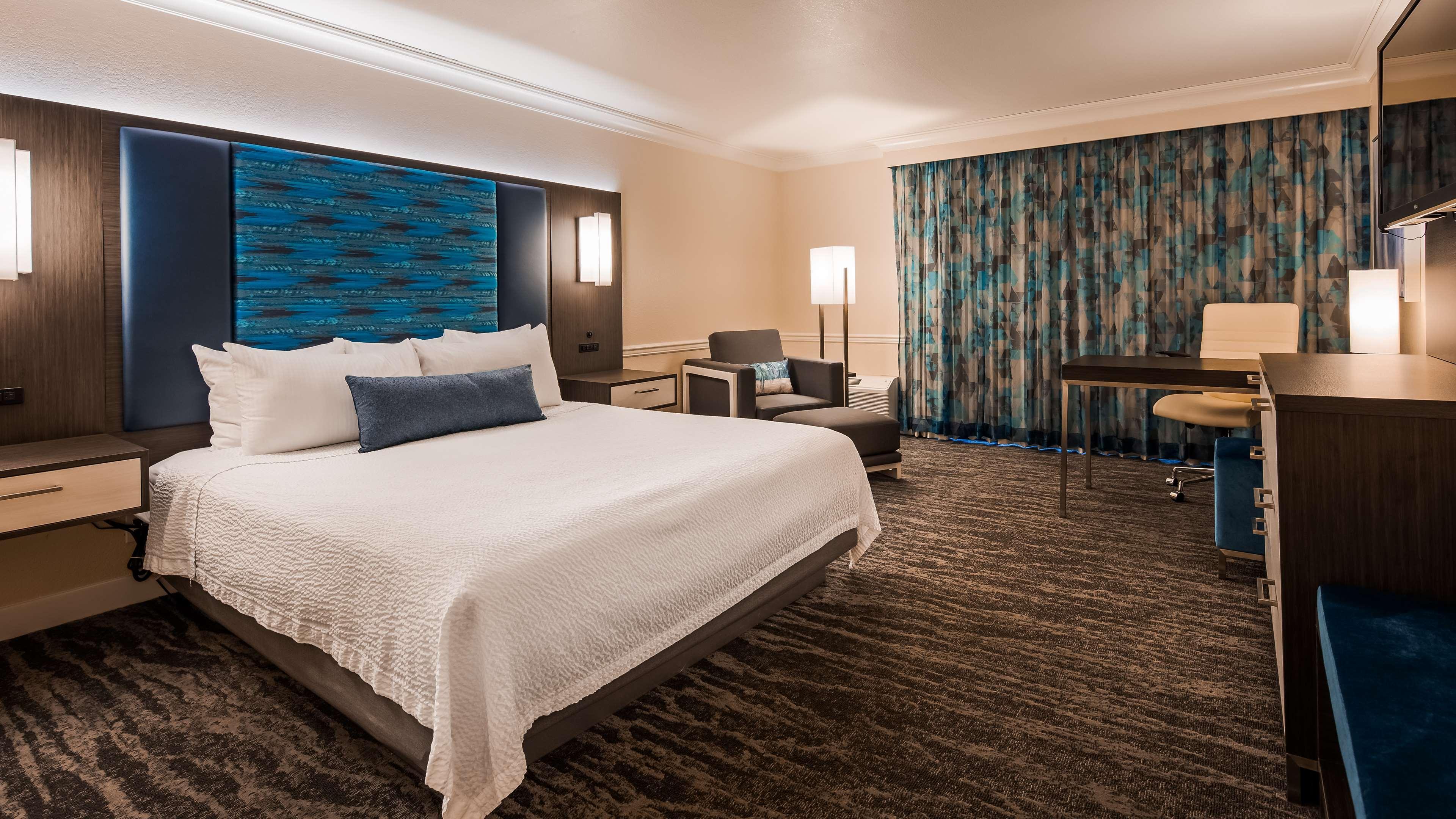 Western Oaks Hotel 3*