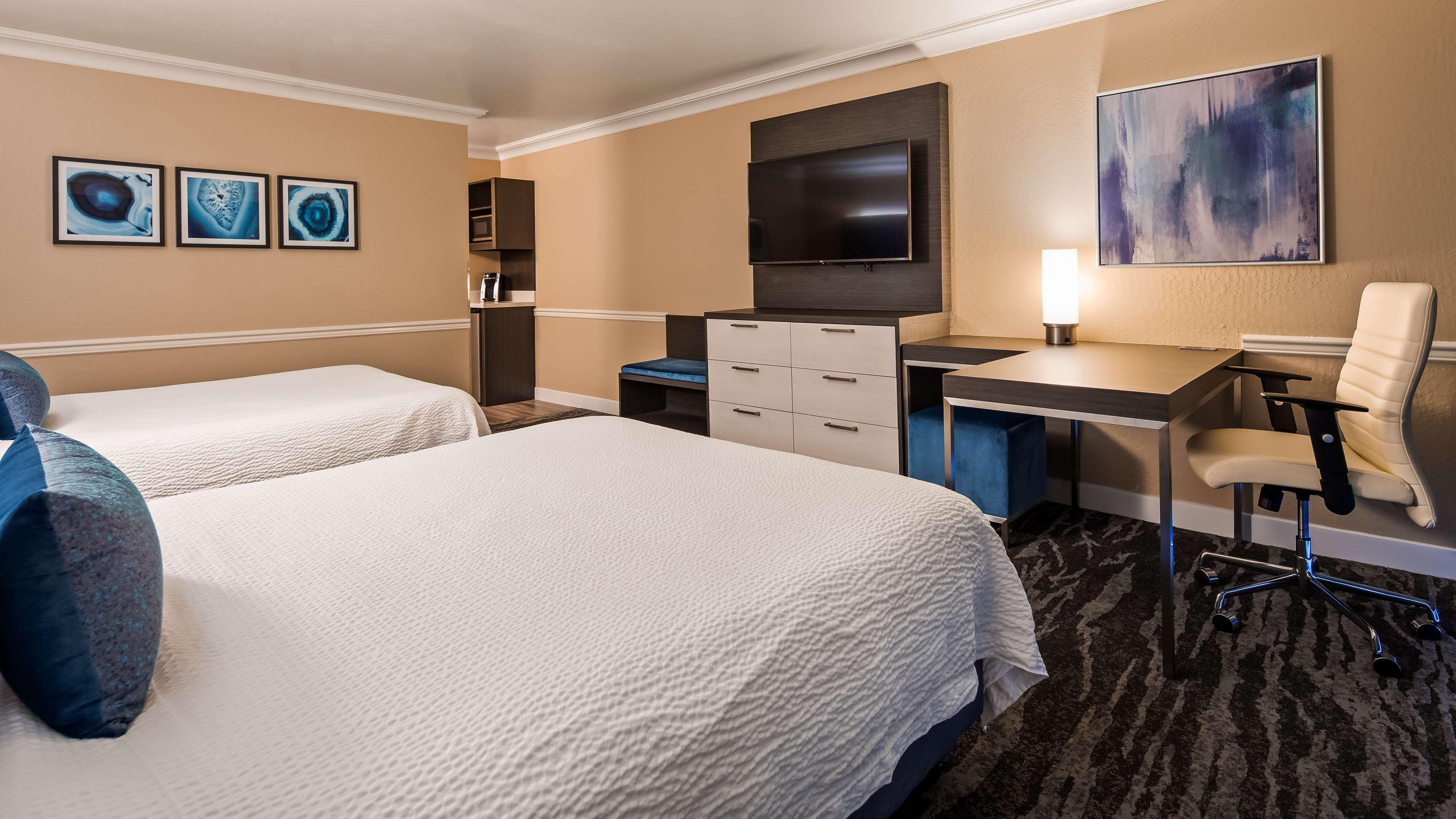 Western Oaks Hotel 3*