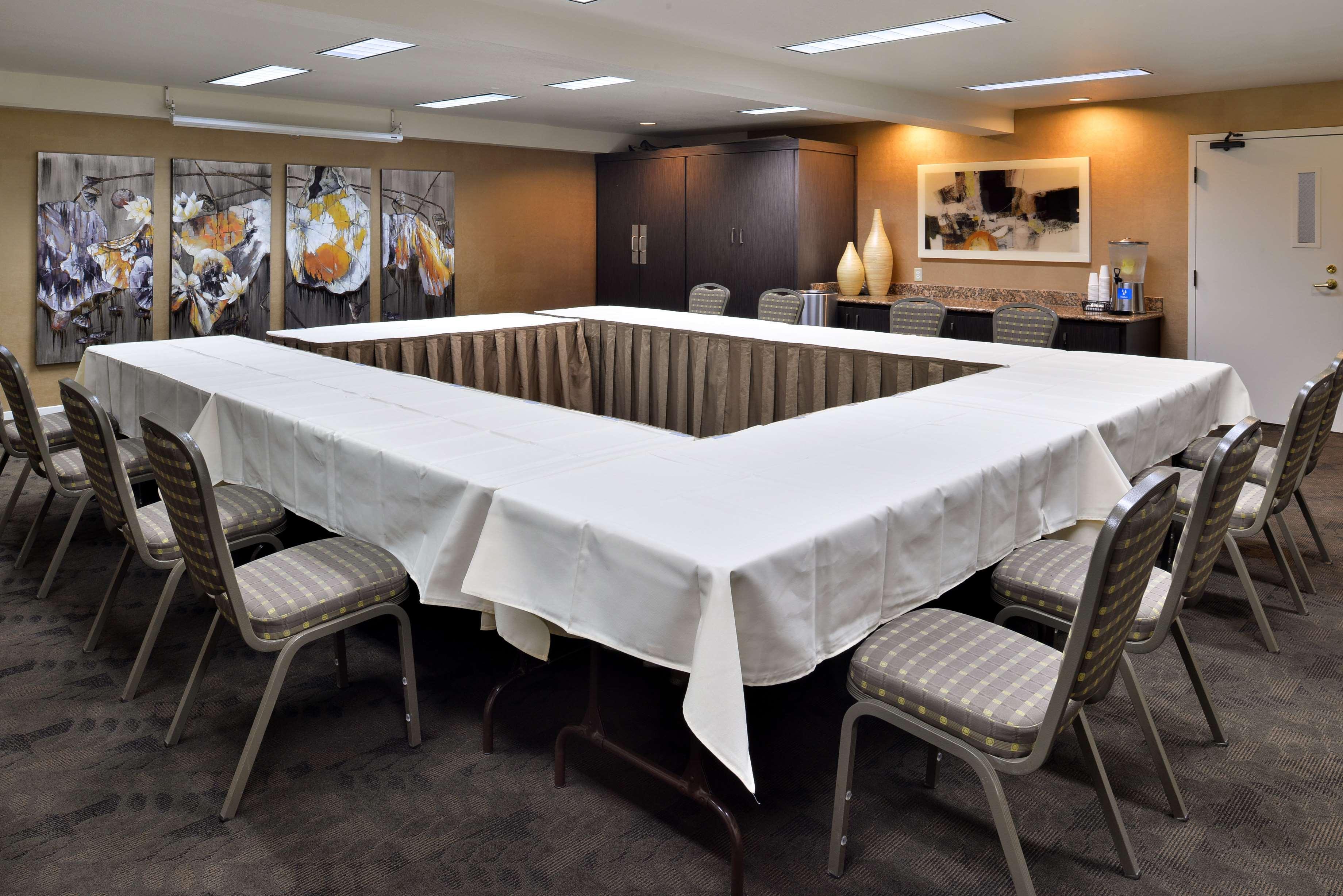 Western Oaks Hotel 3*