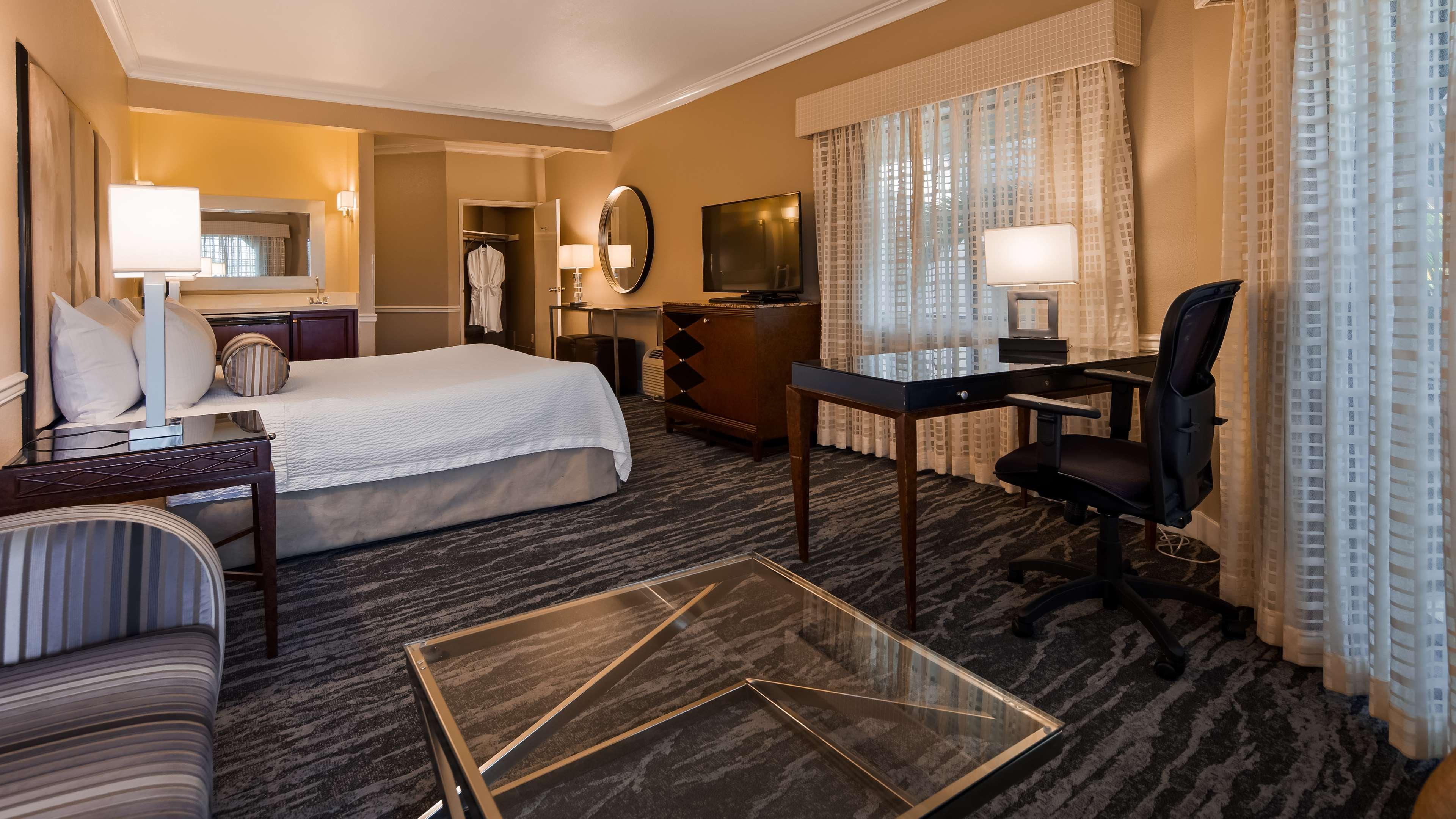 Hotel Western Oaks 3*