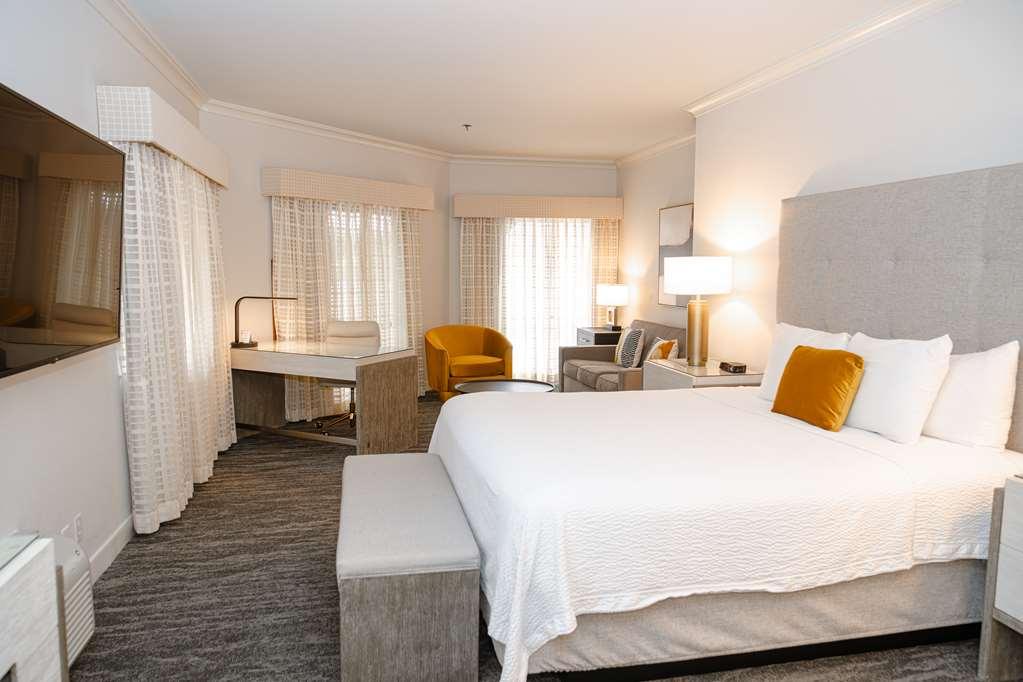 Western Oaks Hotel