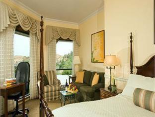 Western Oaks Hotel 3*