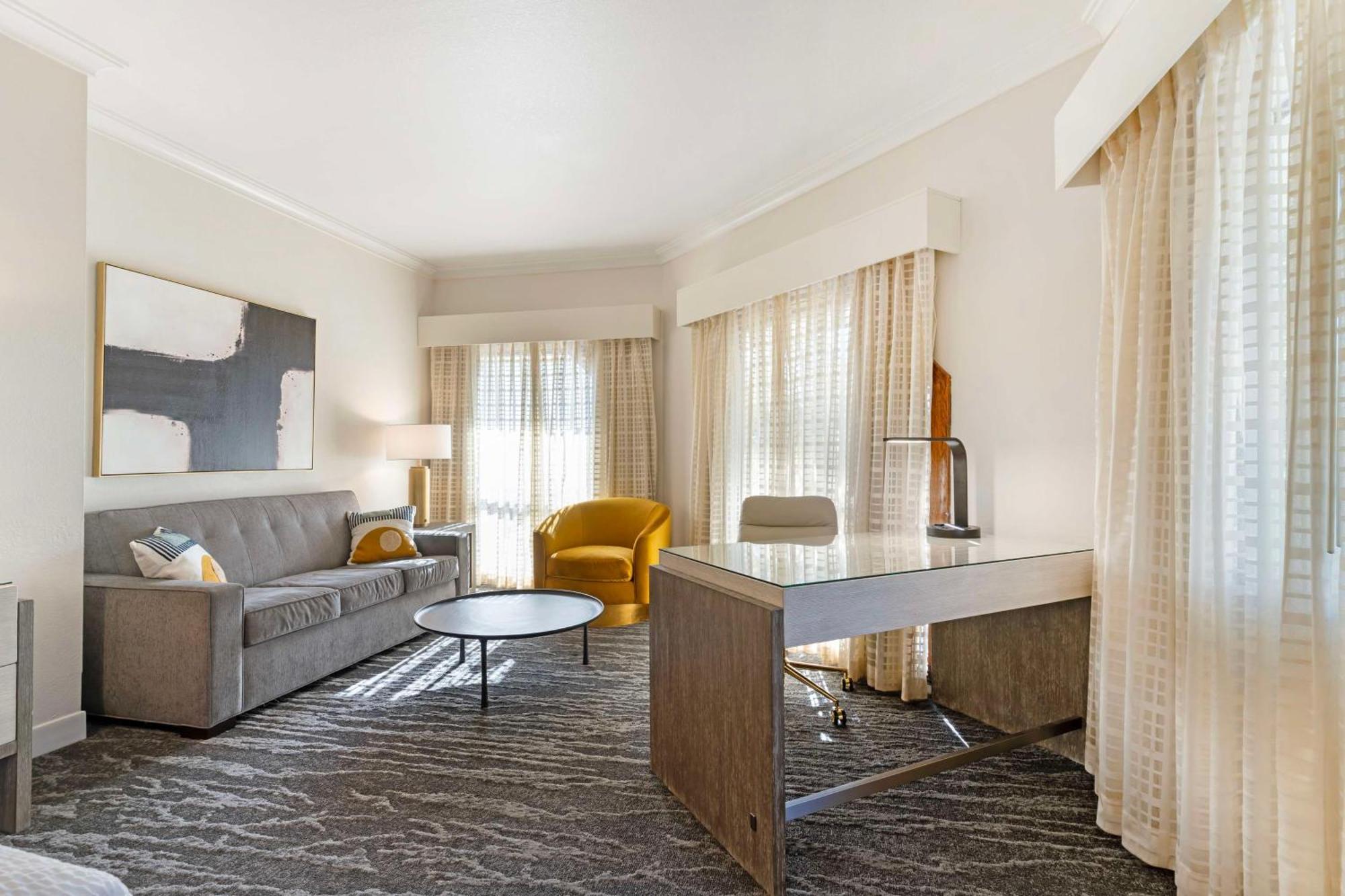 Western Oaks Hotel 3*