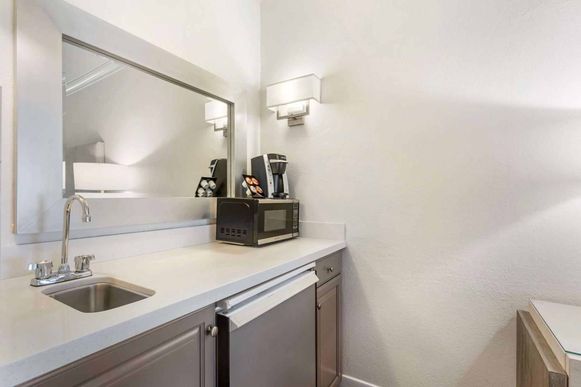 Hotel Western Oaks 3*