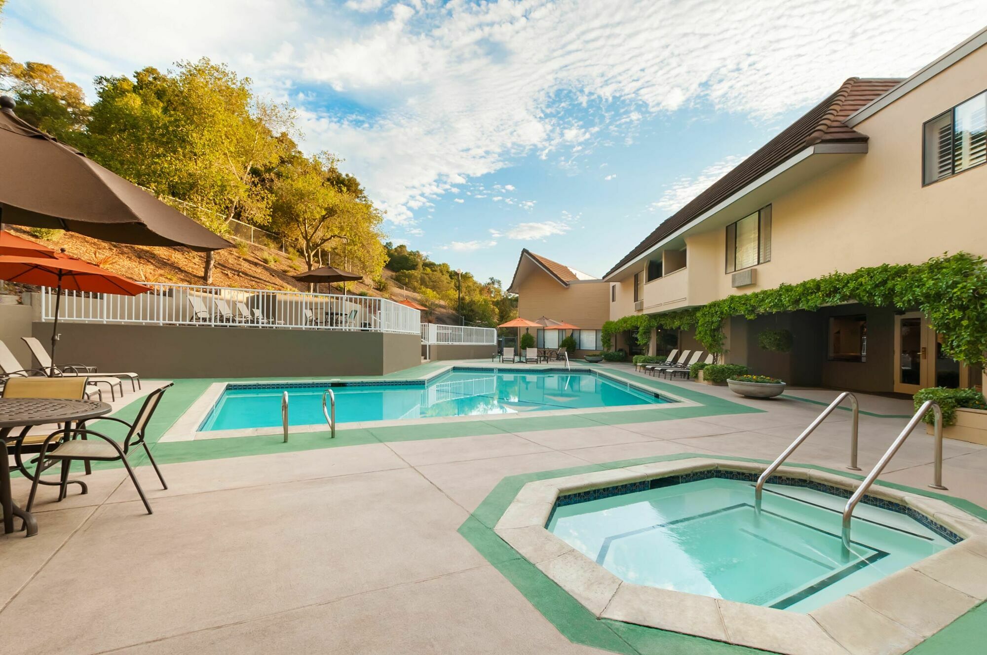 Western Oaks Hotel
